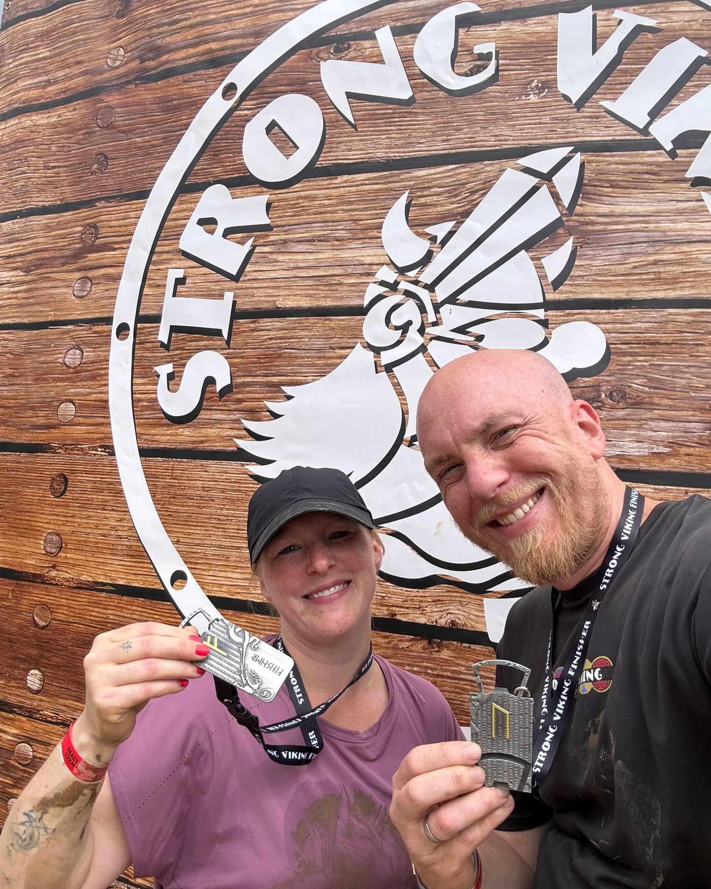 Carsten Amtmann und seine Frau Franzi mit ihren Strong-Viking-Finisher-Medaillen